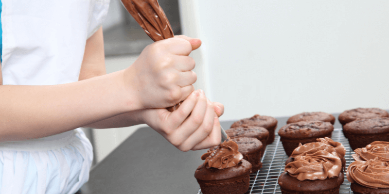 how to put icing on cupcakes with a ziplock bag 1 800x4001 1